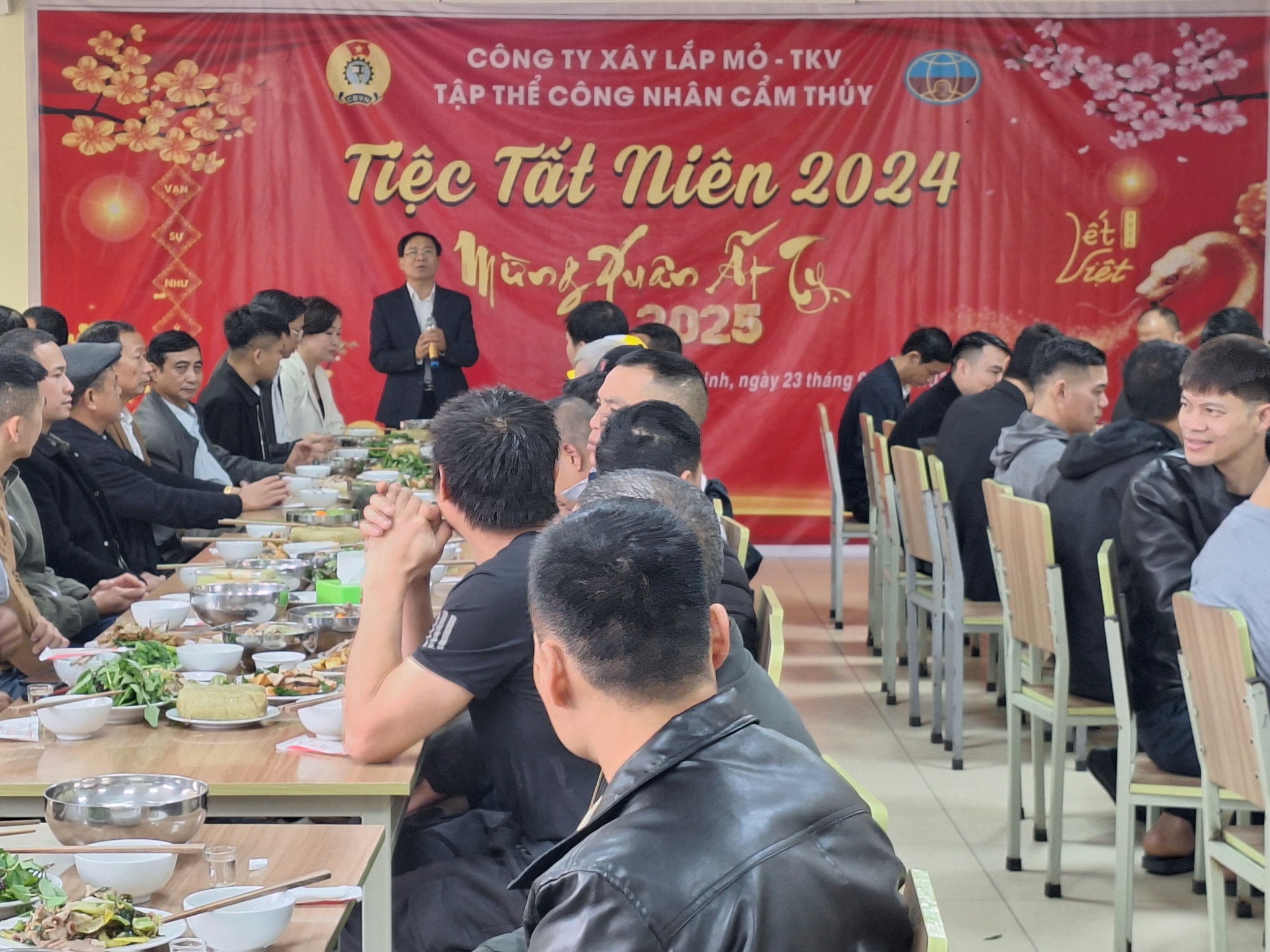 Xây lắp mỏ - Tổ chức tiệc tất niên tại các Khu tập thể công nhân